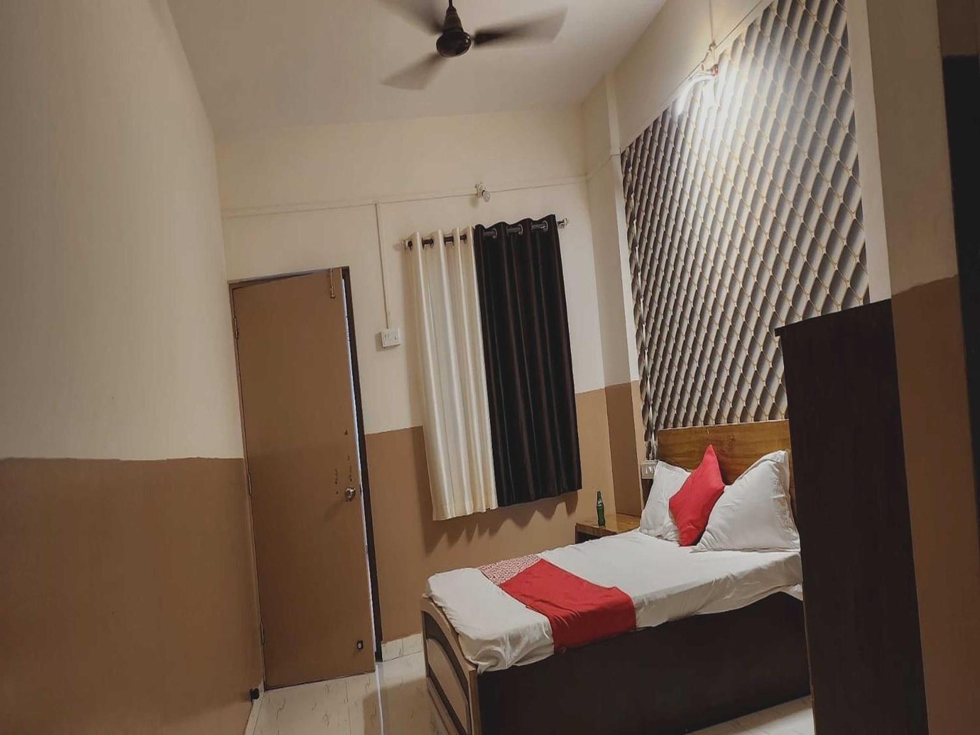 Hotel Royal Lodging Phursungi Ngoại thất bức ảnh
