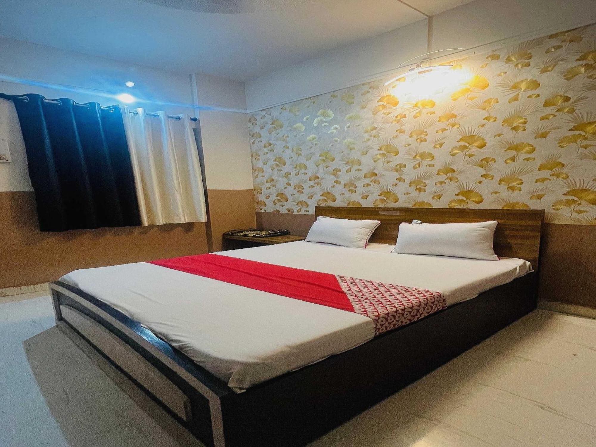 Hotel Royal Lodging Phursungi Ngoại thất bức ảnh