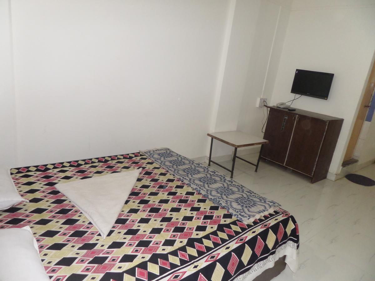 Hotel Royal Lodging Phursungi Ngoại thất bức ảnh