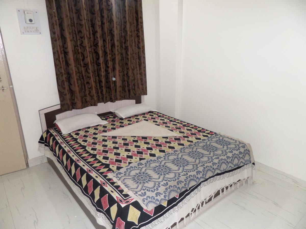 Hotel Royal Lodging Phursungi Ngoại thất bức ảnh