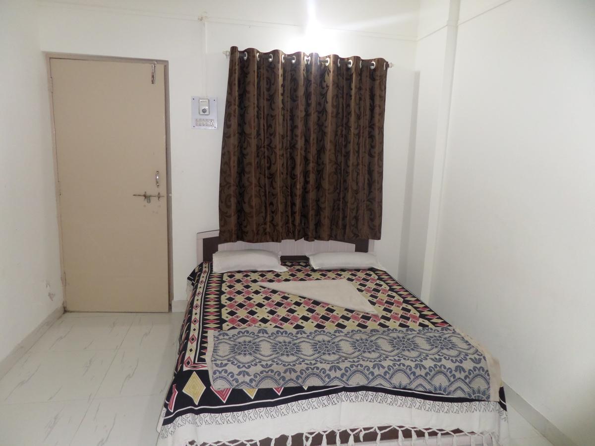 Hotel Royal Lodging Phursungi Ngoại thất bức ảnh