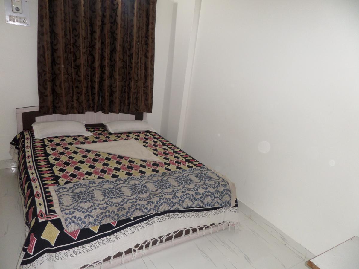 Hotel Royal Lodging Phursungi Ngoại thất bức ảnh