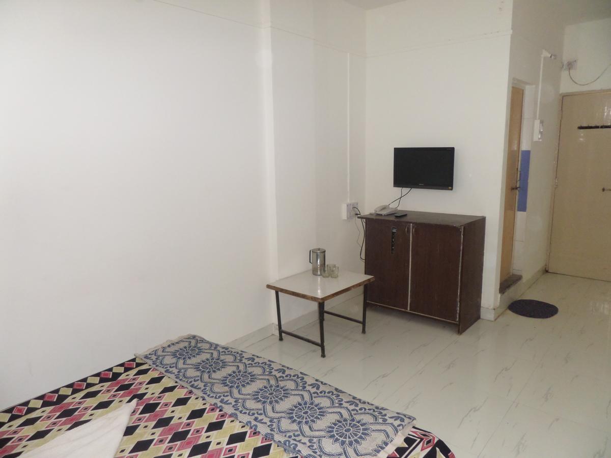 Hotel Royal Lodging Phursungi Ngoại thất bức ảnh